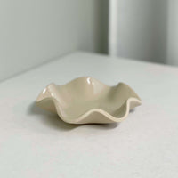 ANEMONE tray. vanilla.